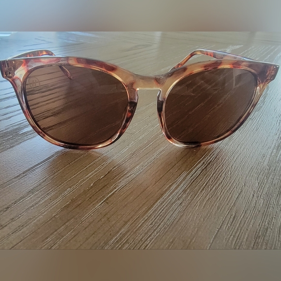 Blenders Sunglasses with Sleeve | Style Tiger Bourbon - Picture 8 of 10